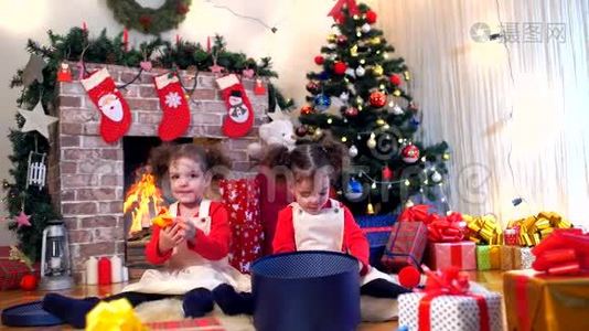 两个戴着圣诞老人帽子的小女孩坐在地上视频