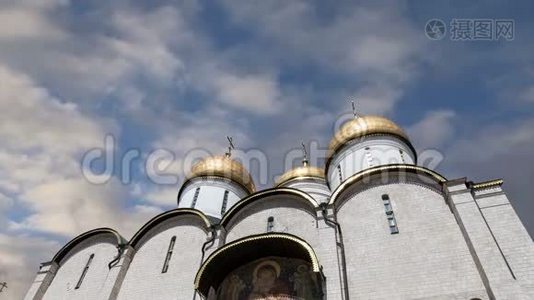 假设大教堂一座休眠大教堂，一座乌斯彭斯基山顶天空。 俄罗斯日，克里姆林宫内部视频