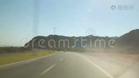 穿越阿联酋的公路旅行视频