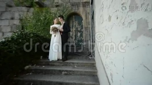 新婚夫妇关于古堡视频