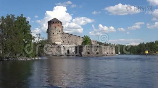 中世纪奥拉文林纳要塞景观。七月的晴天。芬兰萨文林纳视频