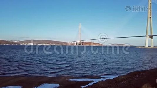 在地平线上看到俄罗斯大桥的海洋景观。视频
