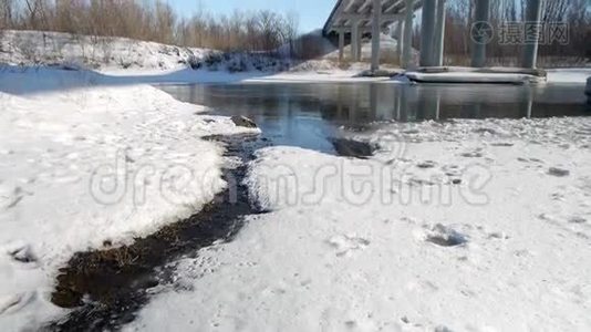 冬天的河桥下有开阔的水面视频