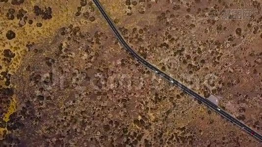 泰德国家公园内有汽车的道路俯视图。 西班牙加那利群岛特内里费视频