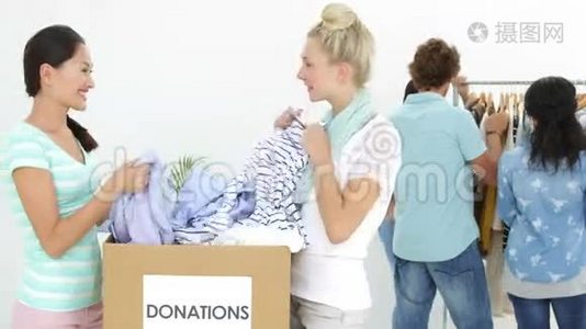 一队人穿过捐赠箱的衣服视频