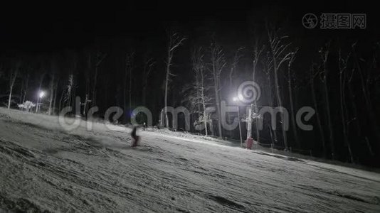人们晚上滑雪视频