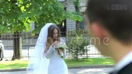漂亮的新婚夫妇在公园视频