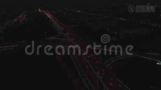 夜间高速公路立交的高空俯视图.. 从上面俯瞰道路交叉口，汽车交通和交通堵塞视频