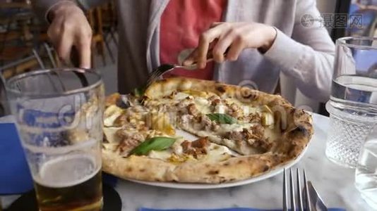 在意大利餐厅吃披萨的女人视频