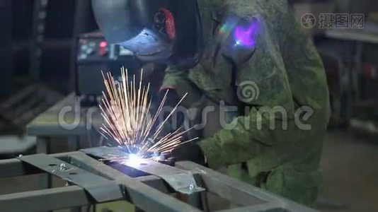 在金属行业工作的焊工视频