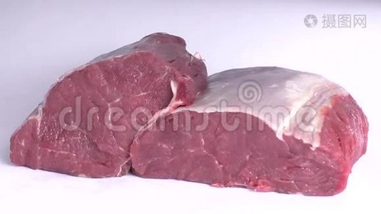 白色背景下分离的生牛肉视频