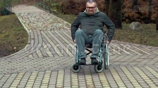 残疾人乘坐轮椅在户外行走视频