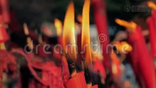 中国，佛教寺庙中燃着蜡烛的特写镜头。视频
