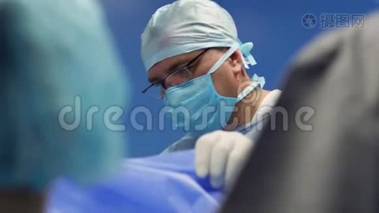 手术的外科医生视频