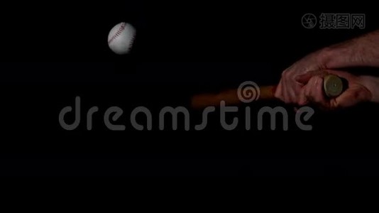男人用黑色背景球棒打棒球视频