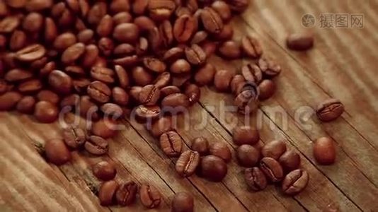 木头背景上的咖啡豆视频