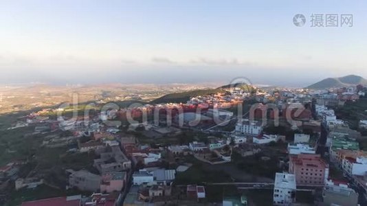 西班牙加那利群岛特内里费山区日落时的格拉纳迪利亚小镇的鸟瞰图视频