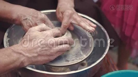 带着孙子孙女的祖母在陶器里做陶器视频