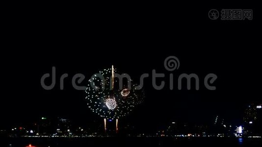 缤纷烟花在夜空中绽放，为新年快乐视频