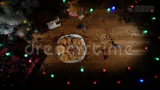 圣诞节背景，圣诞餐桌背景与装饰圣诞树和花环。 空虚的冬天视频