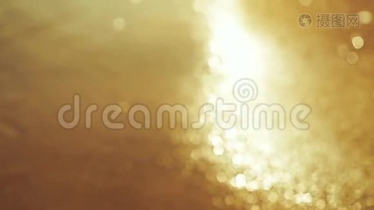 日落时分，美丽模糊的金色海浪在缓慢的运动中视频