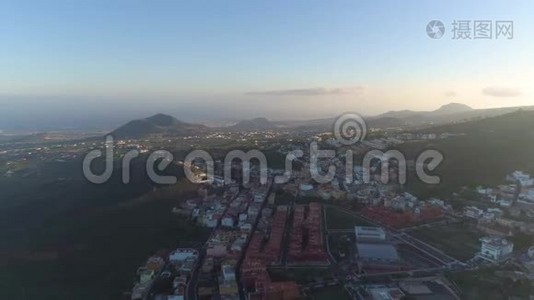 西班牙加那利群岛特内里费山区日落时的格拉纳迪利亚小镇的鸟瞰图视频