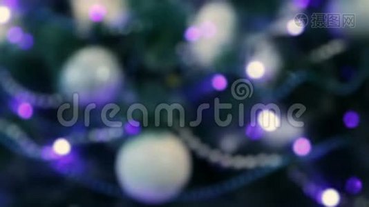 用蓝灯装饰的圣诞树。 白色圣诞球和花环视频