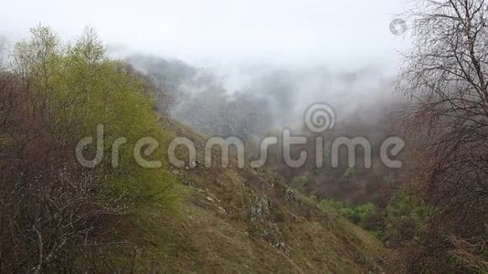 俄罗斯。 早春，浓雾笼罩着中高加索山脉陡峭的山坡。视频