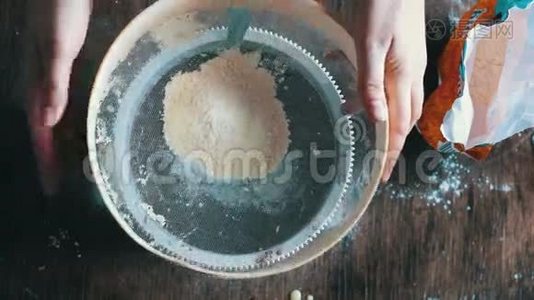 妇女在盘子里筛面粉的俯视图视频