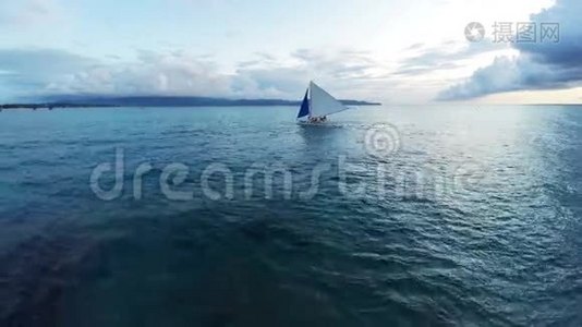 空中飞行：飞越海洋和美丽的帆船视频