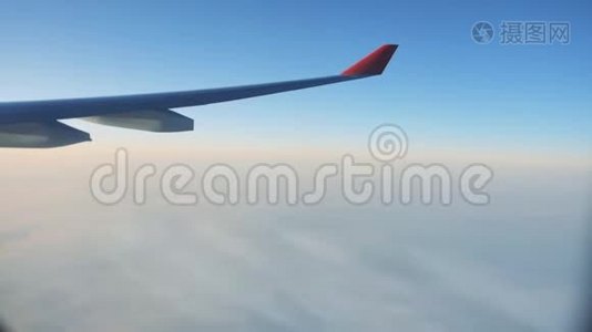 飞机的机翼从窗口。视频