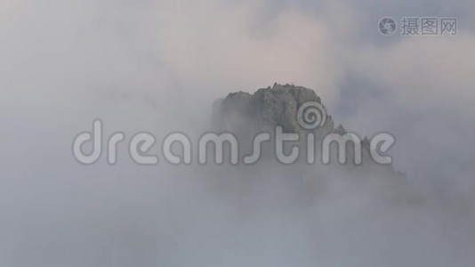 早春，浓雾笼罩着中高加索山脉陡峭的山坡。视频