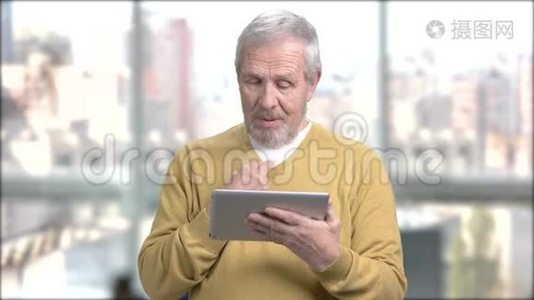 快乐老人使用电脑平板电脑。视频