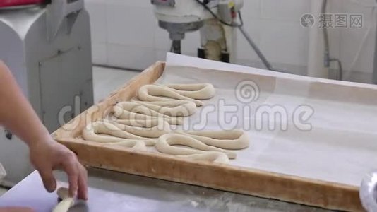 工业面包店的工人视频