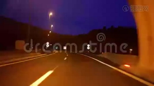 高速公路隧道上的汽车漂移视频