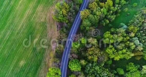 汽车通过公路鸟瞰图.视频