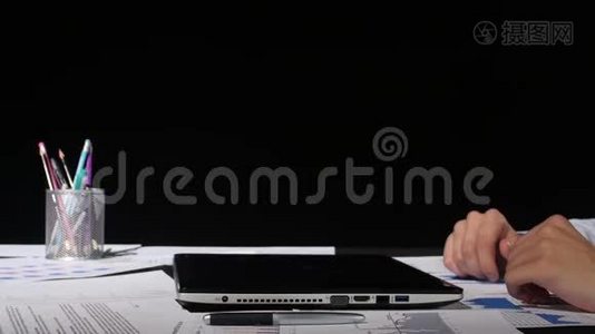 商人用黑色笔记本电脑工作视频