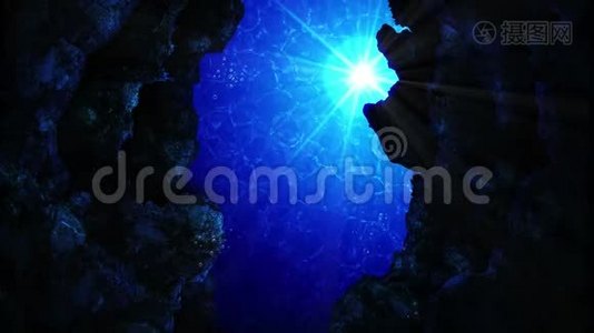 在海洋中潜水。 水下观看深蓝大海中的太阳光线和气泡.. 奢享暑假概念.. 循环动画。视频