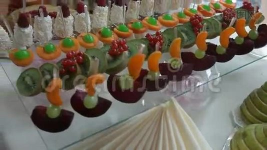 自助餐、鸡尾酒派对上装饰精美的糖果和水果视频