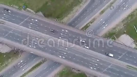 公路上的道路交通。 空中射击。视频