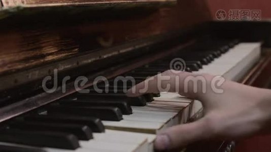 人在复古钢琴上弹奏旋律.. 音乐家。 天才。 歌曲。 黑白钥匙。视频