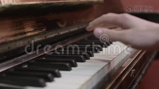一只手在钢琴上弹奏旋律的人。 音乐家。 天才。 歌曲。 黑白钥匙。视频