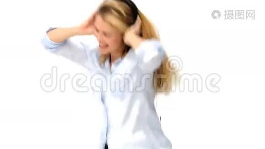 金发女人戴着耳机跳舞视频