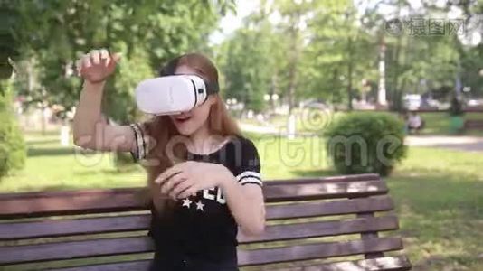 年轻女子玩游戏使用VR头盔智能手机。 虚拟空间，增强现实设备..视频