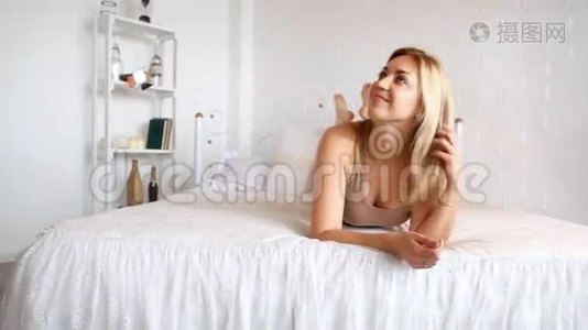 年轻女子在家休息视频
