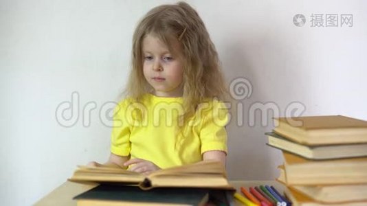 可爱漂亮的小女孩在看书。视频