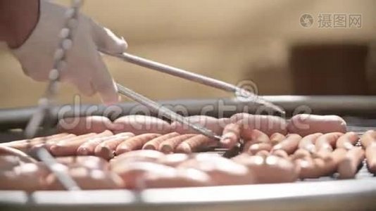 美味的烤猪肉香肠视频