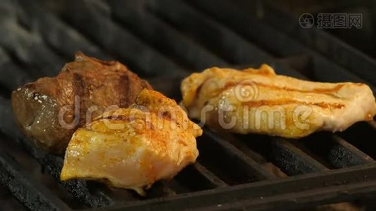 烤肉、两个鸡肉片或带有烤架印和小牛肉的火鸡肉都在烤架上烤着，视频