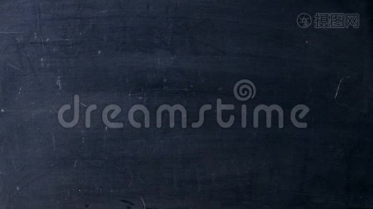 我爱你。 手写粉笔在黑色黑板上。 箭射出心形.. 热爱学校理念。视频