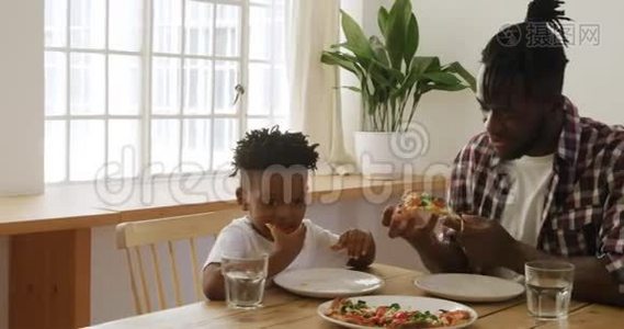 父子俩一起吃饭.视频